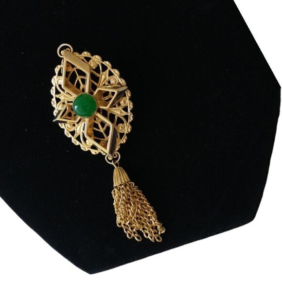 Sarah Coventry Peking Brooch Tassel Pin Filigree Gold Tone Green Glass Cabochon - Picture 7 of 16